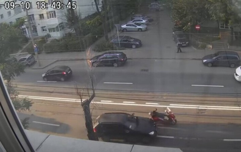 Motociclist rănit de o șoferiță după o șicanare în trafic, în Iași. Momentul, surprins de o cameră de supraveghere