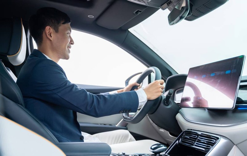 Vânzările de mașini electrice au crescut în aprilie 2025, în ciuda tensiunilor globale – Europa și China domină piața
