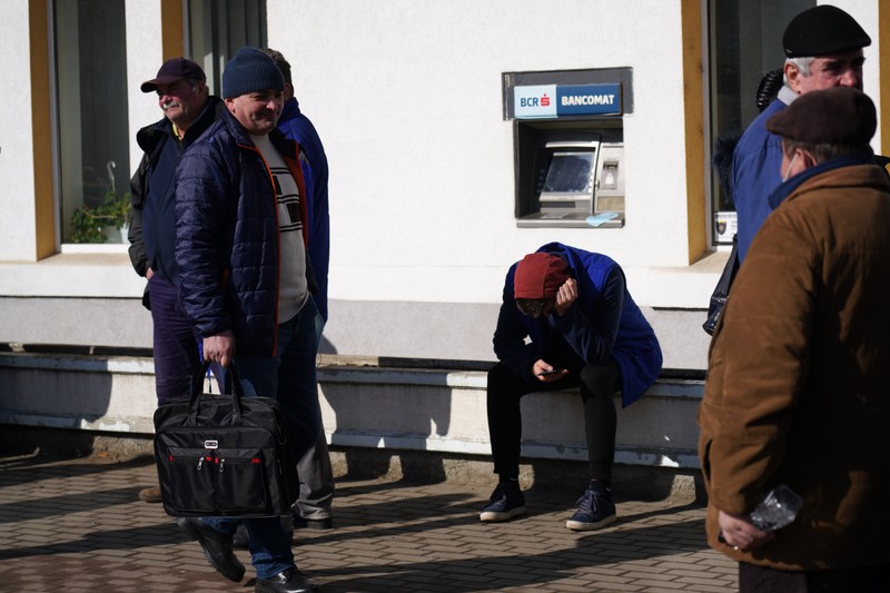 Un băiat de 22 de ani angajat la UM Cugir nu crede că are șanse să-și întemeieze prea curând o familie cu un salariu de 1600 de lei. Momentan locuiește cu părinții