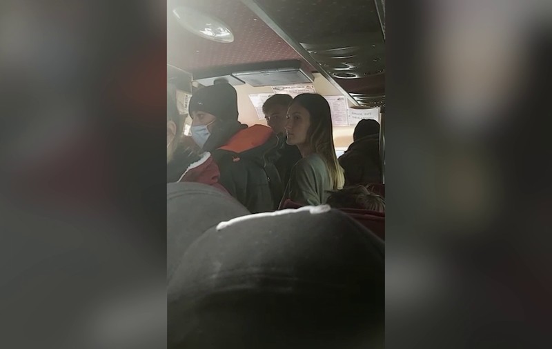 VIDEO | Călători fără mască, îngrămădiți într-un microbuz ce efectuează curse în județul Buzău. Poliția: ”Facem verificări”