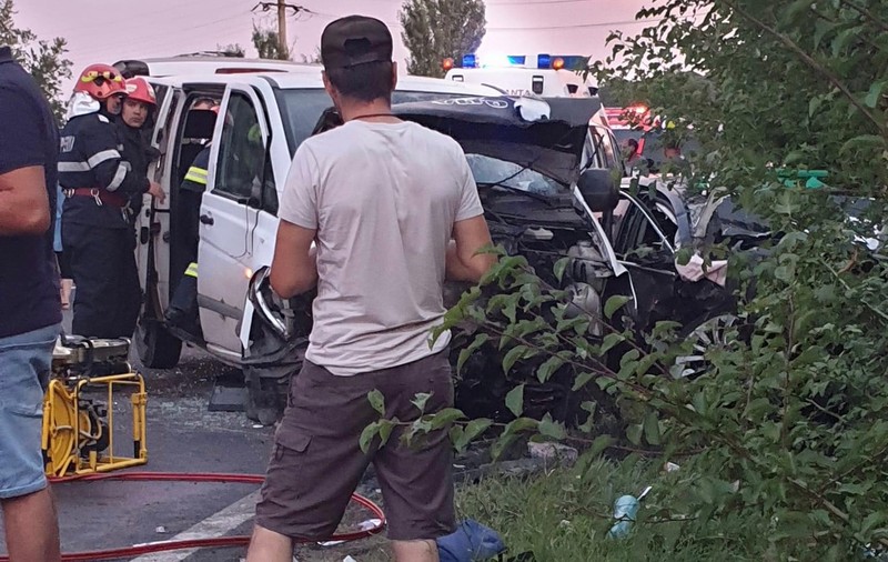 12 persoane rănite, după ce un microbuz și o mașină s-au ciocnit în Dâmbovița. A fost activat Planul roșu de intervenție