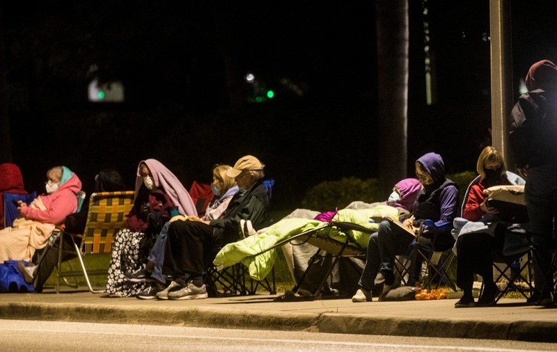 Vârstnicii din Florida au campat peste noapte la centrele de vaccinare, pentru a se asigura că primesc serul. „Îl vreau mai mult decât orice”