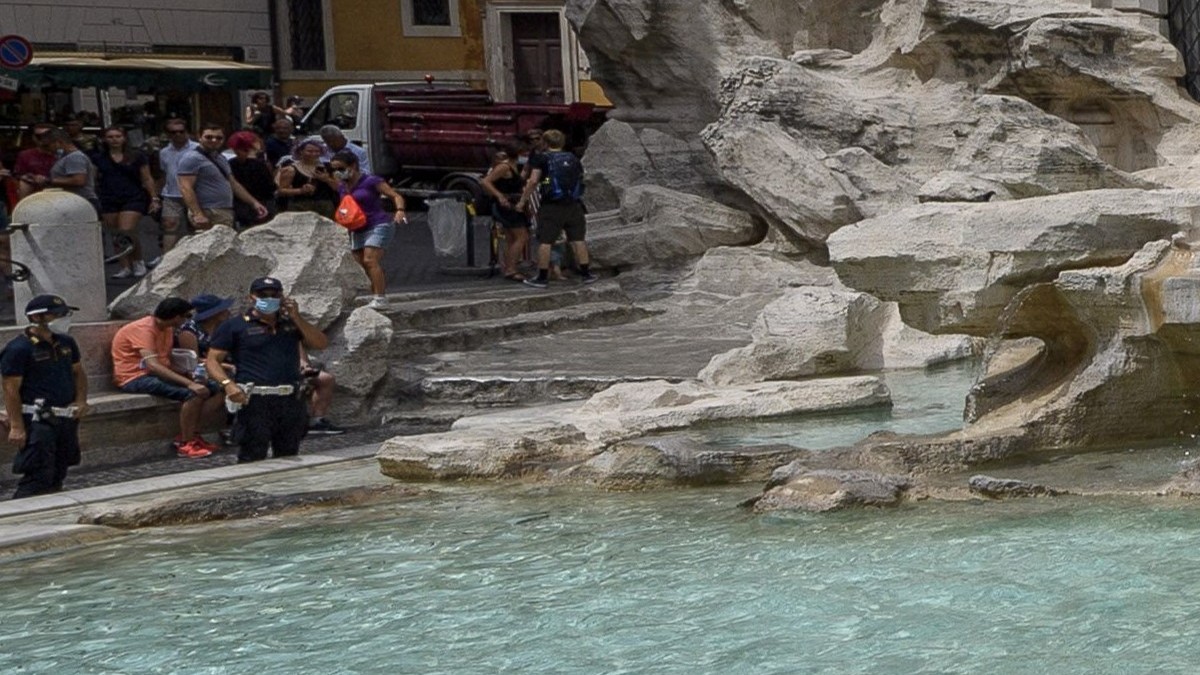 Doi români care înșelau turiști cu alba-neagra la Fontana di Trevi au încercat să mituiască polițiștii. Sursă foto: Getty Images