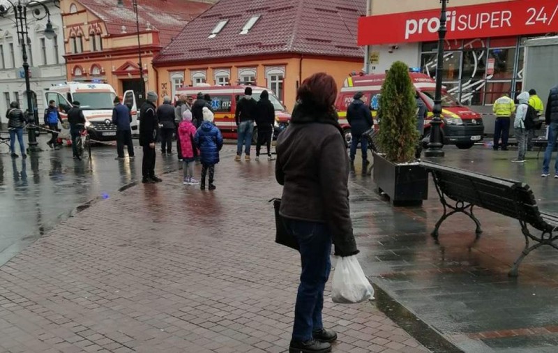 Un preot a murit, într-un accident în Zărnești, după ce șoferul unei camionete s-a înecat cu o bomboană și a intrat cu mașina pe trotuar