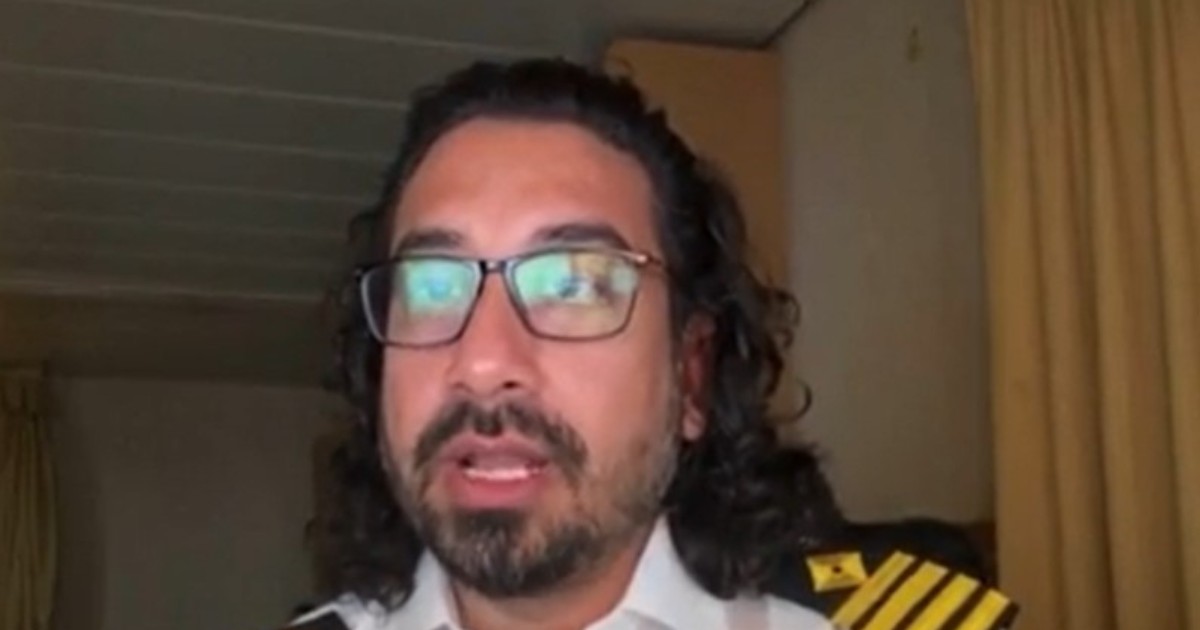Căpitanul Raman Kapoor, îmbrăcat în uniformă, la bordul navei pe care o conduce și cu care este bocat în Strâmtoarea Ormuz