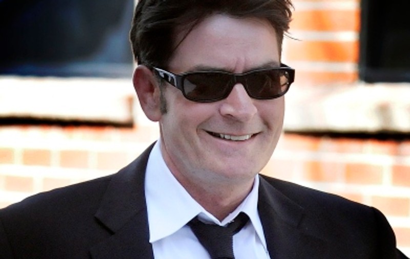 Charlie Sheen a mărturisit că i-a pus cuţitul la gât soţiei sale