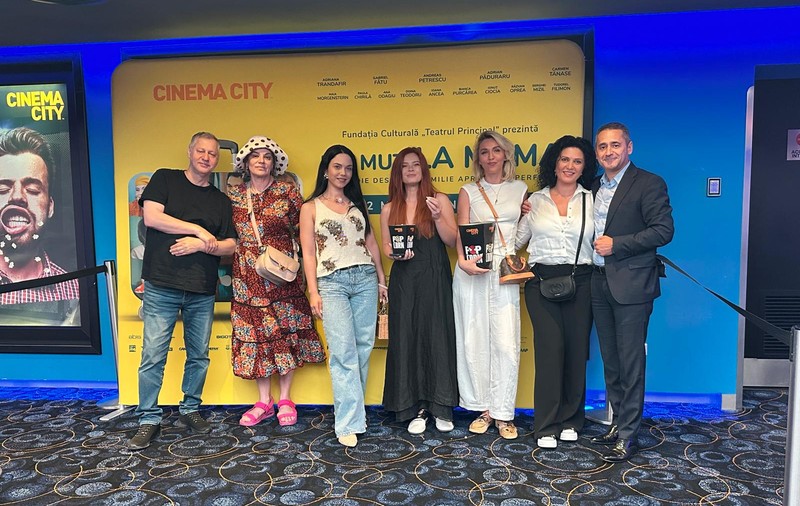 Comedie cu bucluc: zâzanie şi nemulţumiri în distribuţia filmului „MĂ MUT LA MAMA” 