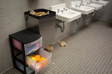 Tampoane gratuite într-o baie de la Justice High School din Falls Church, Virginia. Foto: Profimedia