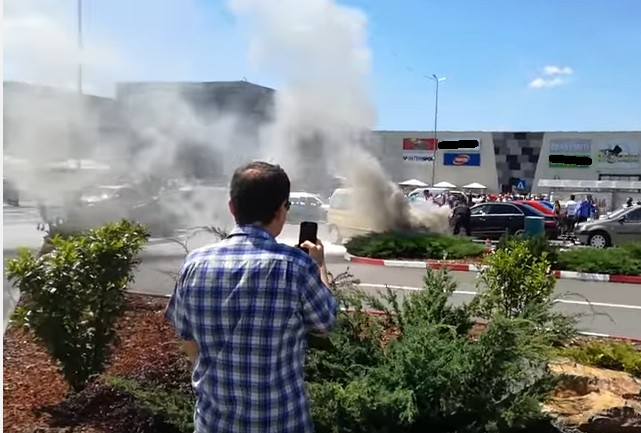 O masina a luat foc în parcarea unui mall din Galați. Martorii nu au reușit să stingă incendiul