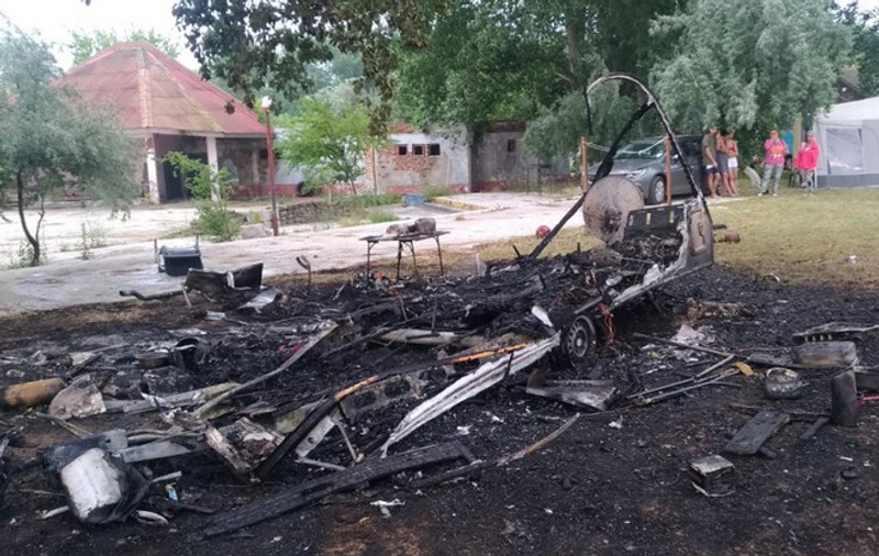 O rulotă a fost mistuită de un incendiu, într-un popas din Mamaia. O butelie a explodat
