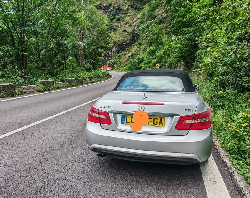 Un Mercedes cu numere de Anglia a blocat DN7 după ce a fost lăsat pe șosea. Cât l-a costat pe șofer „parcarea” pe Valea Oltului și ce explicație le-a dat polițiștilor