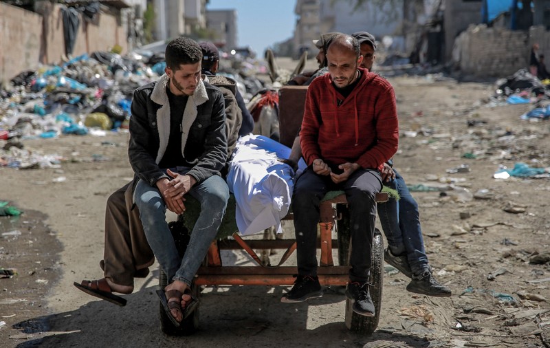 „Suflet dat la schimb pentru un sac de făină” Ce se știe până acum despre moartea a peste 100 de palestinieni care așteptau ajutor umanitar