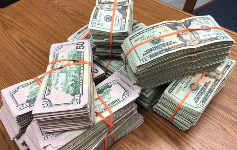 Un tânăr de 19 ani a devenit erou în New Mexico, după ce a găsit 135.000 de dolari lângă un bancomat
