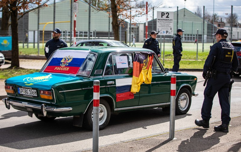 „Este pur și simplu rasism”. Moscova denunță interdicția impusă rușilor de a-și aduce mașinile în UE