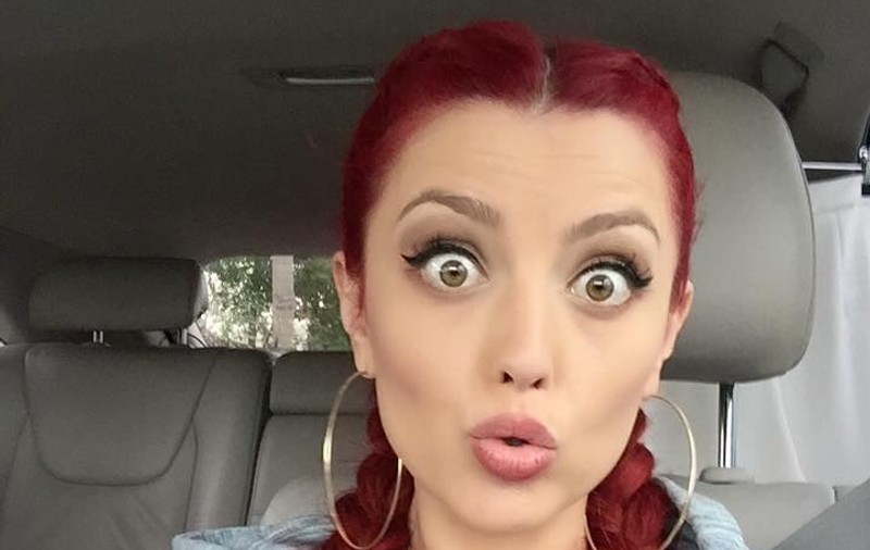 Elena Gheorghe s-a pozat sexy în Dubai. Fanii au observat imediat detaliul. "Ești cam tristă"