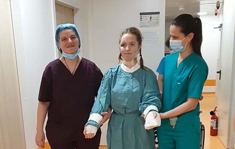 Alexia, fata căreia medicii i-au reatașat brațele amputate, va fi externată. Mama tinerei: „Încheiem anul cu cea mai mare bucurie”