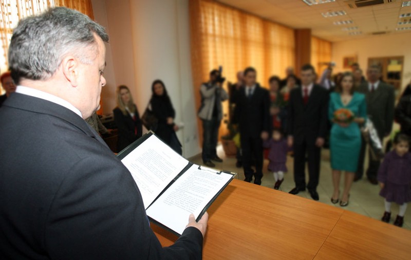 Maraton de căsătorii la Primăria Sectorului 2: peste 100 de cupluri îşi unesc destinele azi