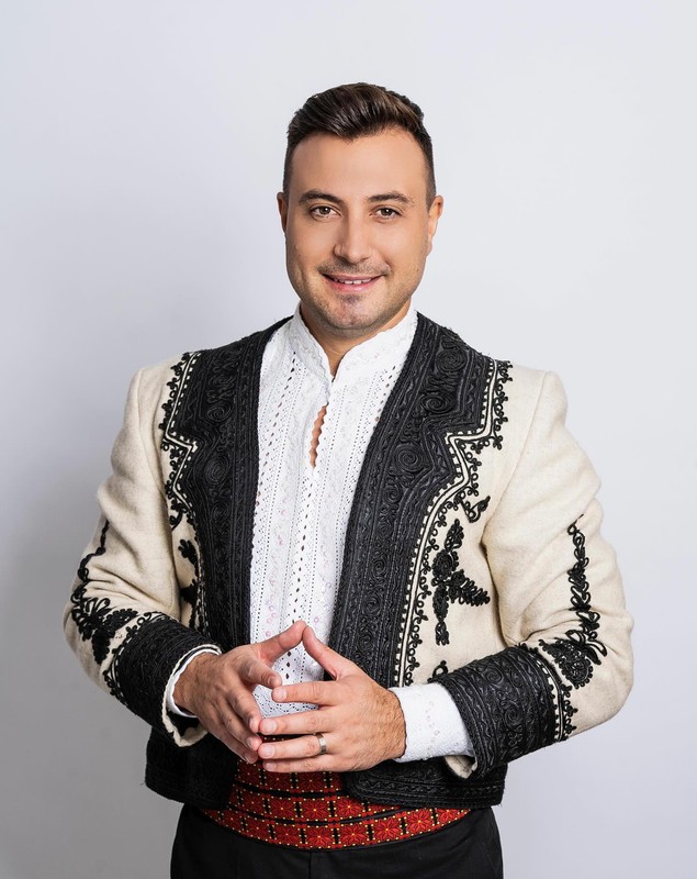 Valentin Sanfira, la bustul gol în timp ce tunde iarba în curte. Artistul și-a pus fanele pe jar. „La muncă mă ajută și pe mine cineva?”
