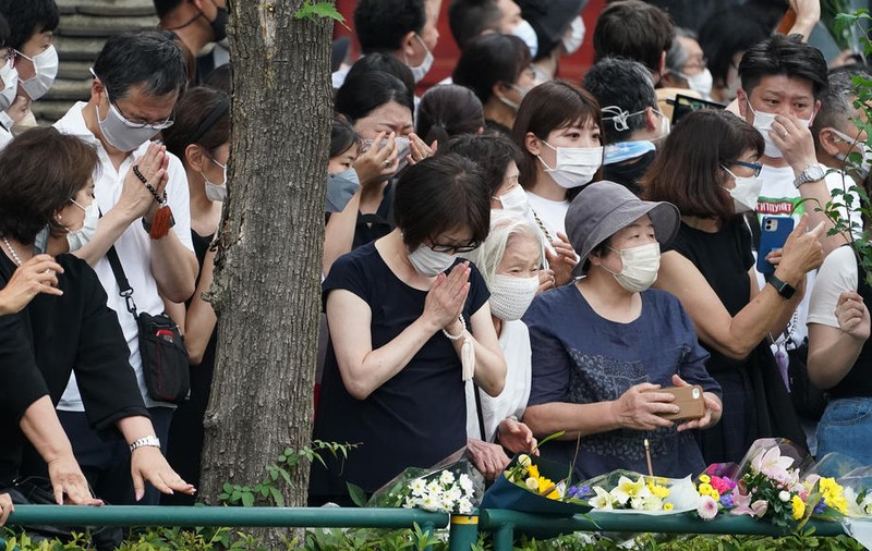 Mii de oameni s-au adunat la Tokyo pentru a-i aduce un ultim omagiu lui Shinzo Abe, fostul premier japonez asasinat