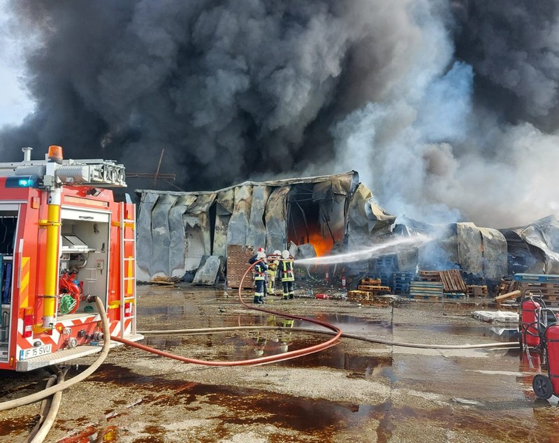 Incendiul din Voluntari, localizat după patru ore. Două hale au fost cuprinse de flăcări, sunt afectați 5.000 mp