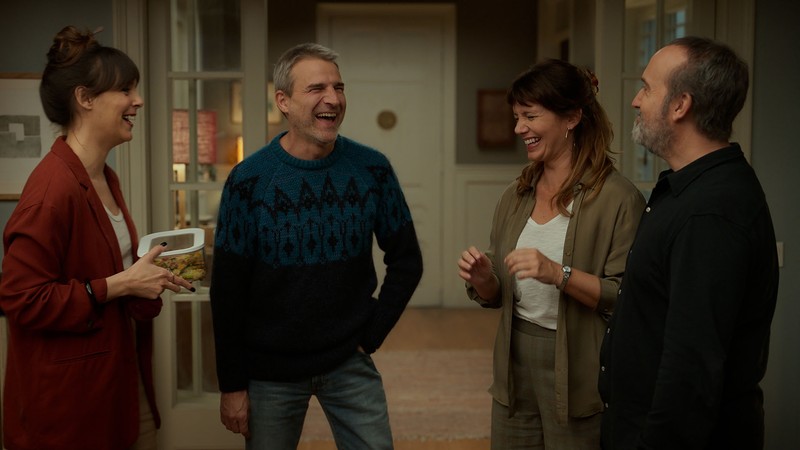 Imagine din comedia spaniolă „Dineu cu vecinii de sus”