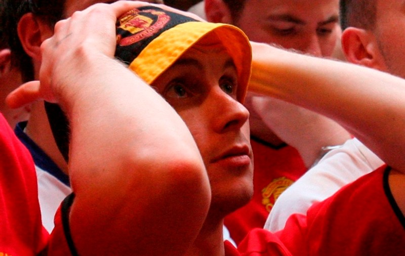 O suporteră a echipei Manchester United îşi riscă viaţa pentru a asista la meciuri