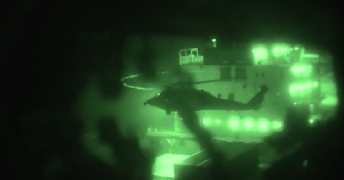 Nava iraniana capturata de fortele sua. Un elicopter aterizeaza pe nava
