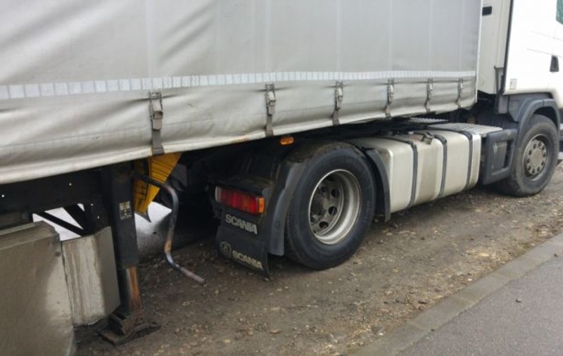 Șofer rămas blocat sub camion în Târgoviște. A fost salvat de pompieri