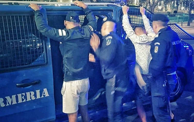 Protestatari ridicați de jandarmi din fața Guvernului. Manifestau împotriva legii carantinării și izolării