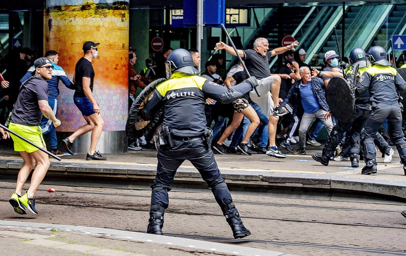 Zeci de arestări la un miting împotriva distanțării sociale, în Olanda