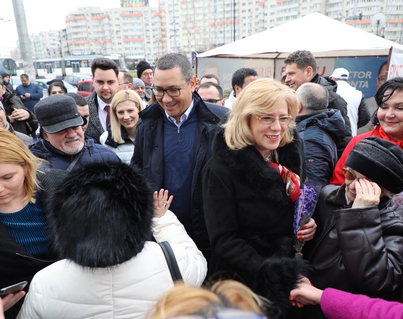 FOTO | Victor Ponta şi Corina Creţu au strâns semnături pentru Pro România, în Piaţa Obor
