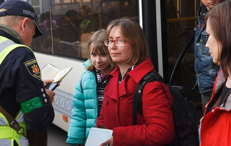 „Veți primi capetele bărbaților voștri într-o cutie”. Amenințările primite de femeile evacuate din uzina Azovstal