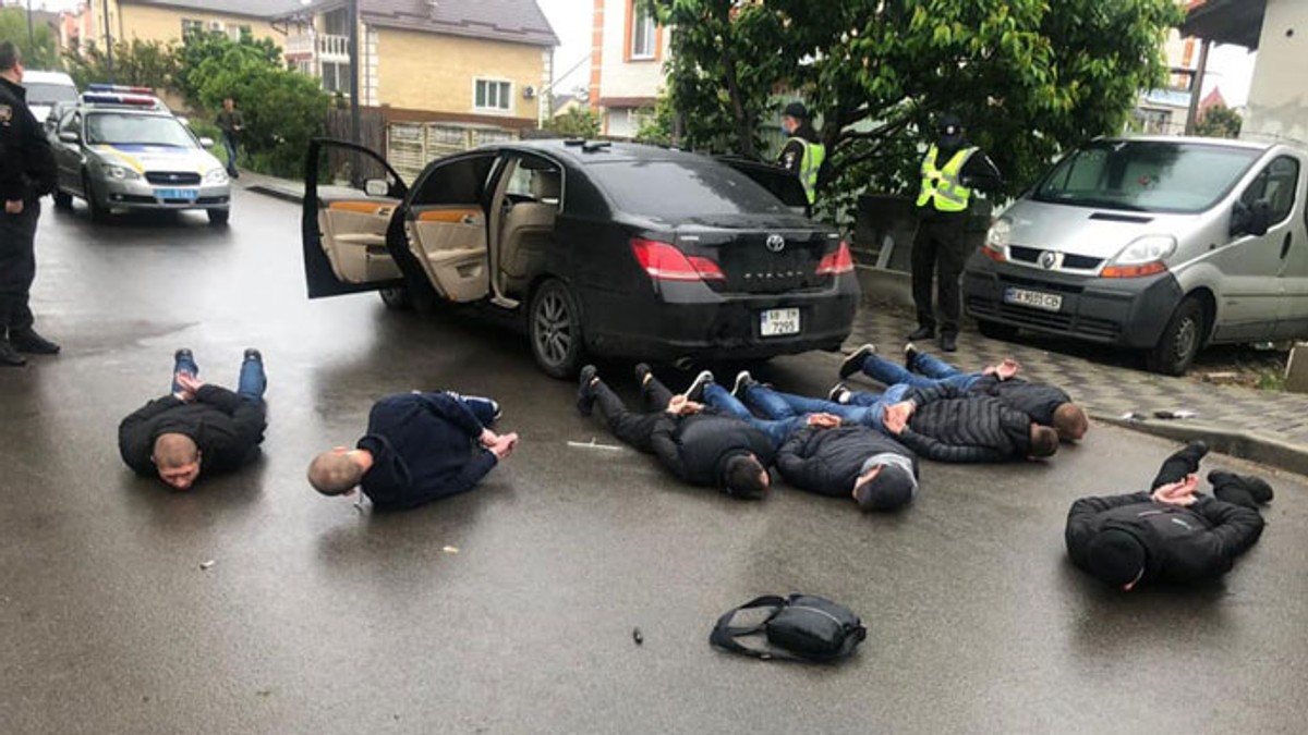 Poliția a reținut 10 persoane în urma schimburilor de focuri dintre transportatori din Kiev FOTO: KV.NPU.GOV.UA