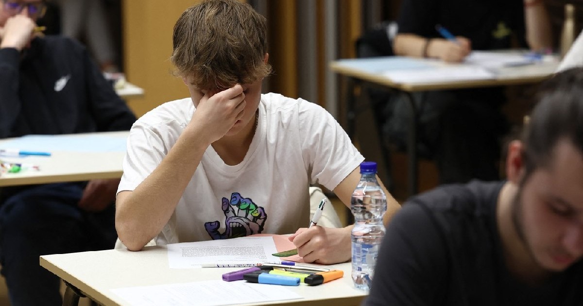 Elevii susțin proba de filosofie în cadrul examenelor de bacalaureat, prima sesiune de testare a bacalaureatului 2024 (examen de absolvire a liceului) la liceul Fustel de Coulanges din Strasbourg, estul Franței, pe 18 iunie 2024.
