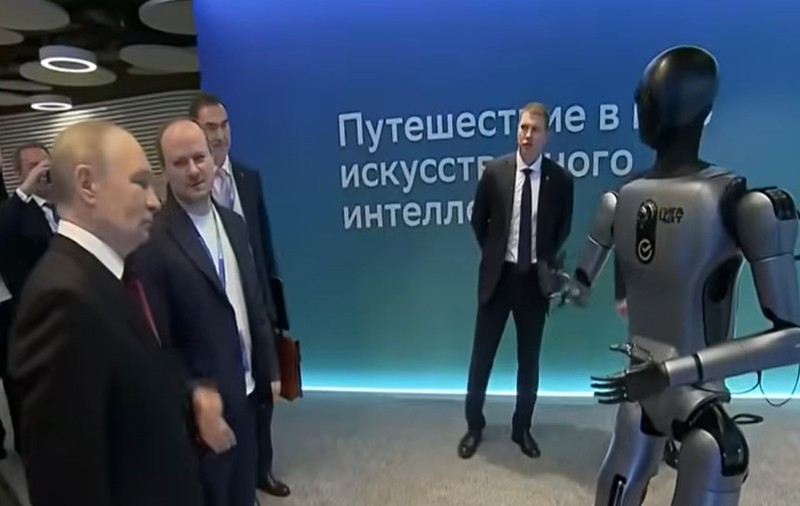 Ce reacție a avut Vladimir Putin în fața unui robot care dansa special pentru el | VIDEO