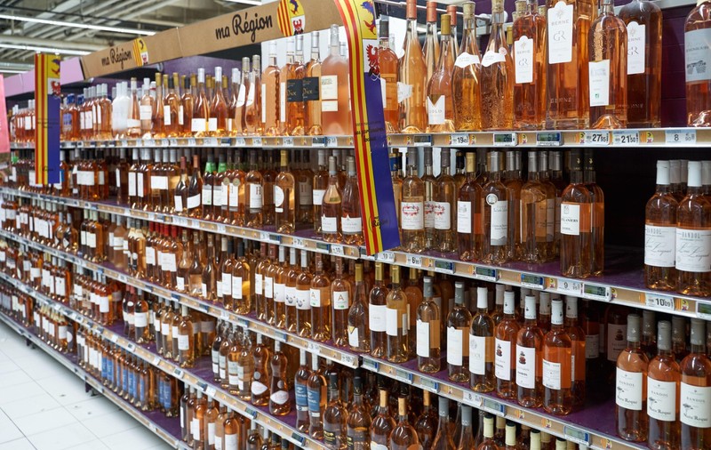 O sticlă de vin vândută cu doar un eurocent la Lidl stârnește controverse în Franța