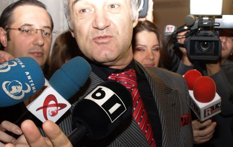 Gigi Becali a împărțit mii de euro colindătorilor la Palatul Parlamentului | FOTO