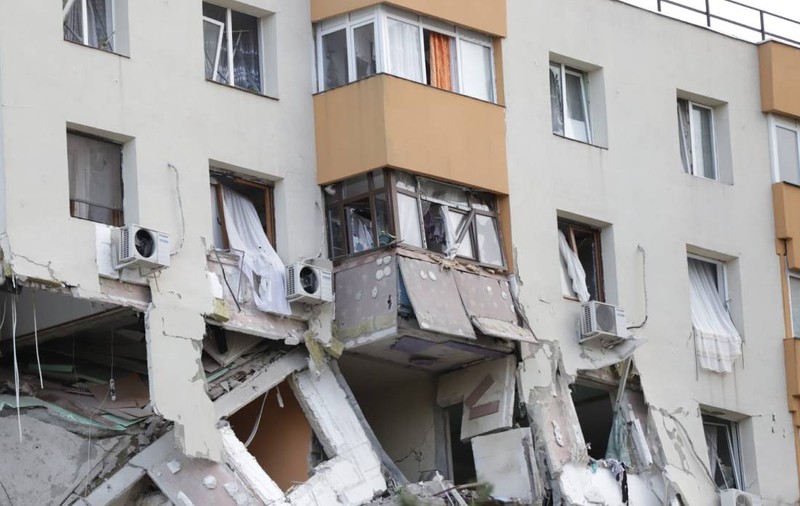 Când va fi demolat blocul din Rahova: etajele superioare trebuie date la o parte, pentru a nu cădea tot imobilul