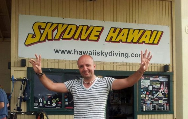 Costi Ioniţă face salturi cu paraşuta în Hawai 