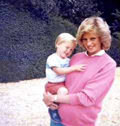 Prințesa Diana cu prințul William în brațe | FOTO: Hepta