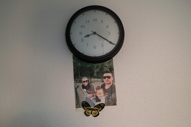 Detaliu în casa în care locuiește Costel Boghiu. În fotografie sunt fiul său, Răzvan, împreună cu soția lui, Ștefania, și fiica lor. Skagen, Danemarca