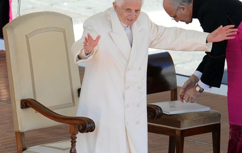 Astăzi Papa Benedict al XVI-lea va coborî de pe tronul Sfântului Petru şi va pleca cu elicopterul. Vezi unde va locui acesta în următoarea perioadă!