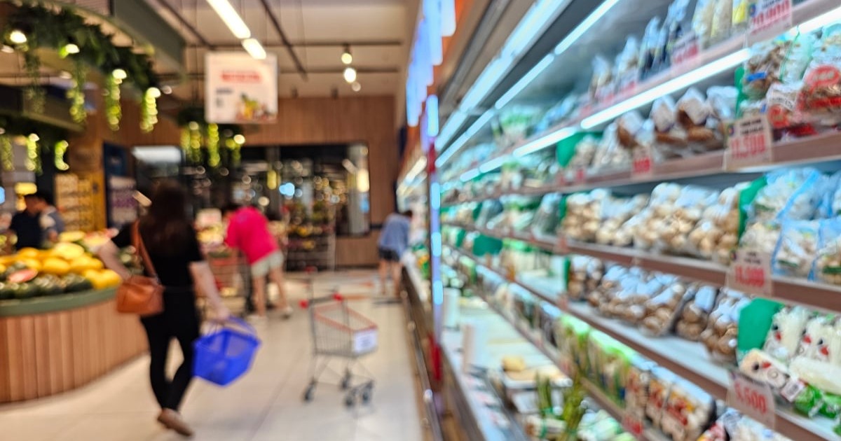 Mai mulți oameni în supermarket, la cumpărături