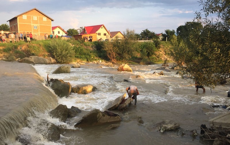 Fetița de 3 ani din Neamț înghitiță de ape sub ochii mamei a fost găsită moartă, după o săptămână de căutări
