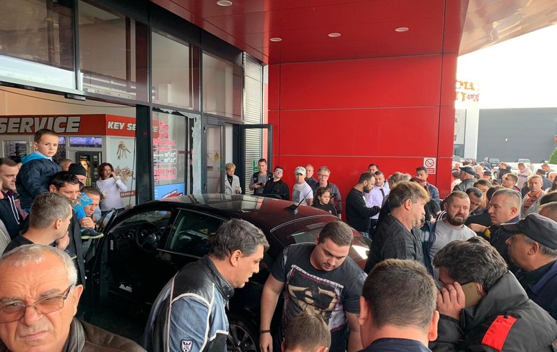 Tatăl tânărului care a călcat oamenii cu maşina la Brăila rupe tăcerea. “Mi-a spus că este sută-n mie drogat”