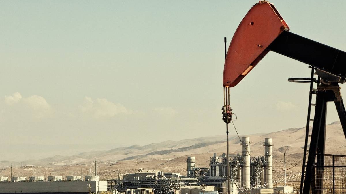 Pompă de petrol și rafinărie în câmpul petrolier. Foto: Profimedia Images