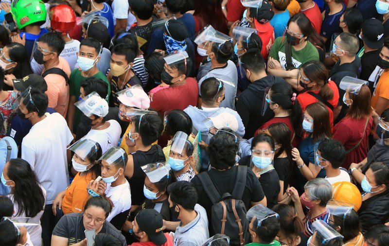Haos la Manila. Filipinezii s-au îmbulzit să se vaccineze înainte ca regiunea să intre în carantină