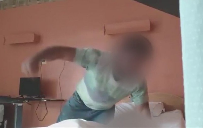 VIDEO | Un pacient dintr-un centru de asistență socială din SUA, bătut cu bestialitate de colegul de salon