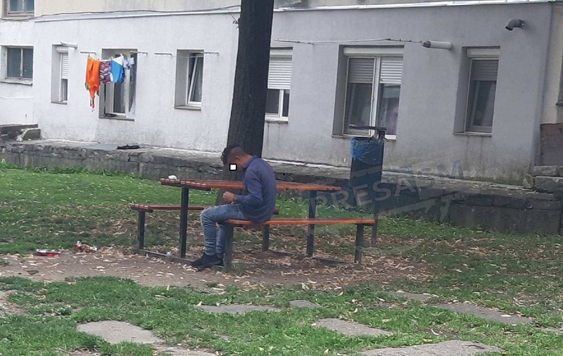 Tânăr filmat în timp ce se droga pe stradă. După câteva minute, a fost surprins inconștient