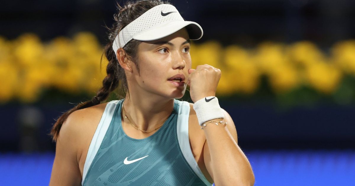 Emma Răducanu, pe teren, la turneul de la Dubai, purtând o șapcă de culoare albă și un top de culoare verde-albastru cu logo-ul Nike